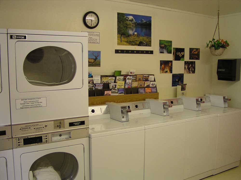 Laundry room with clock and pictures at DEER PARK