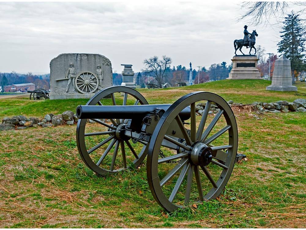 Civil war cannons and statues in Gettysburg at GETTYSBURG CAMPGROUND
