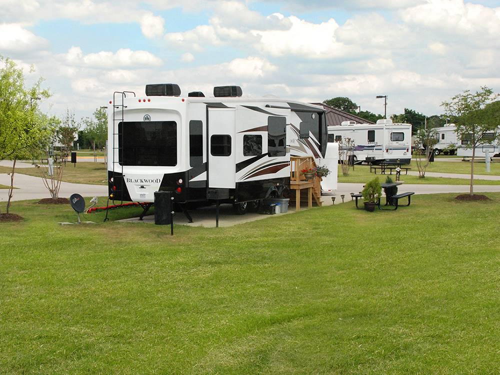 People playing golf next to the water at FUN TOWN RV PARK AT WINSTAR