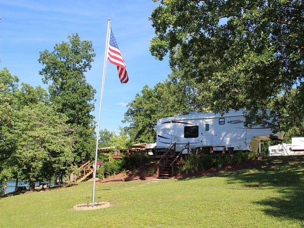 Trailer camping on the lake at THOUSAND TRAILS NATCHEZ TRACE