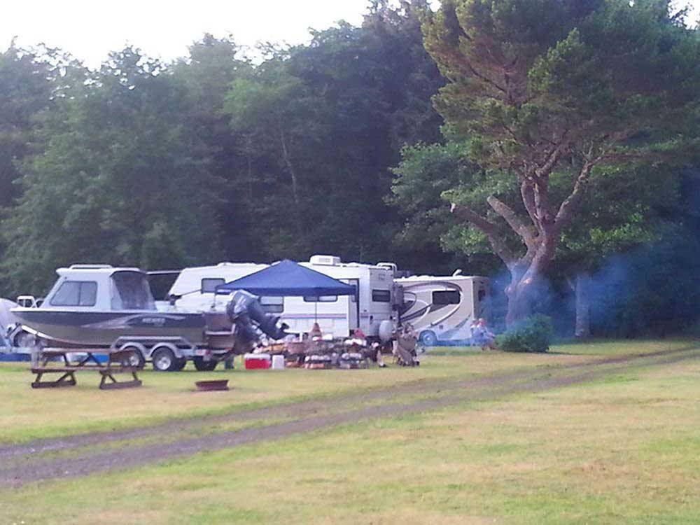 RVs and trailers at campground at KENANNA RV RESORT BY RJOURNEY