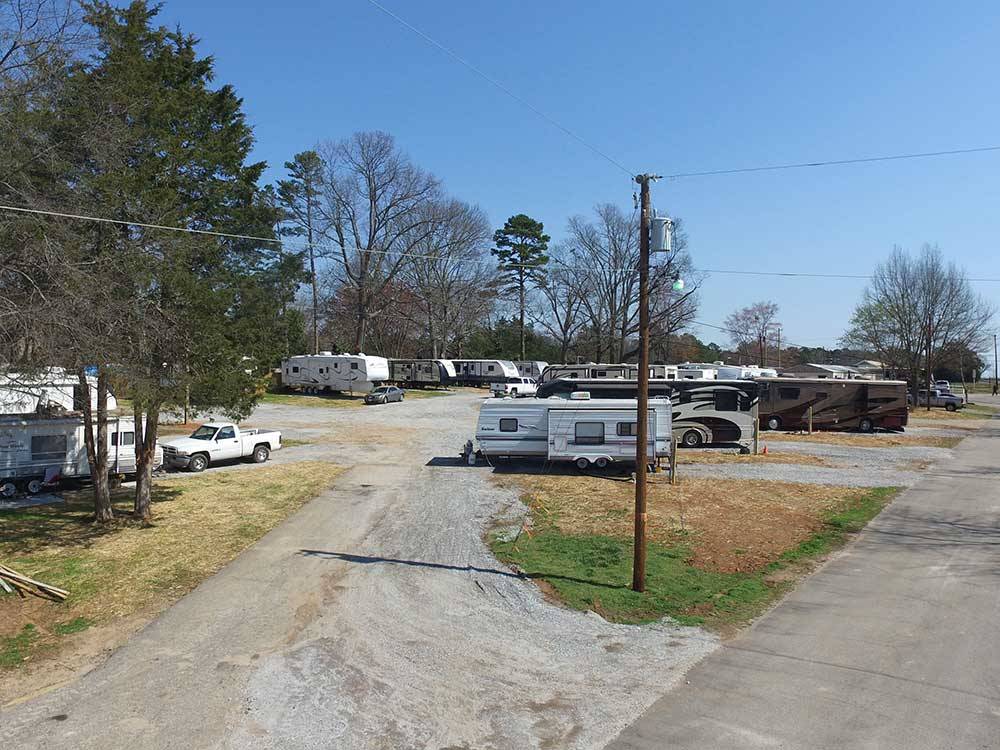 Trailers and RVs camping at SPRINGWOOD RV PARK
