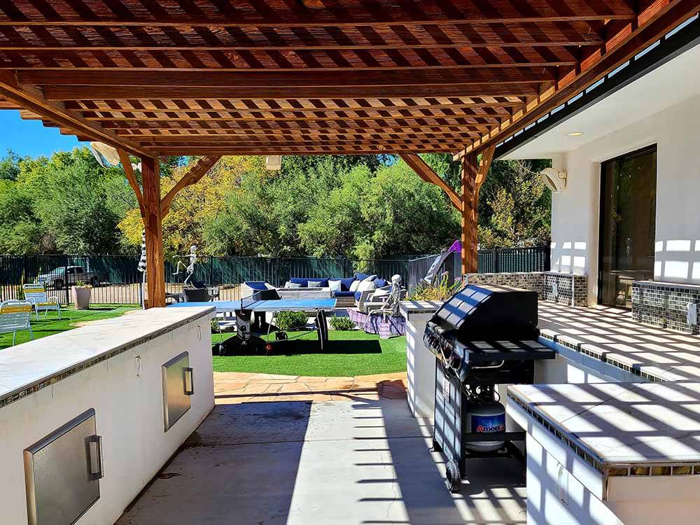 The covered barbecue area at VERDE RIVER RV RESORT & COTTAGES
