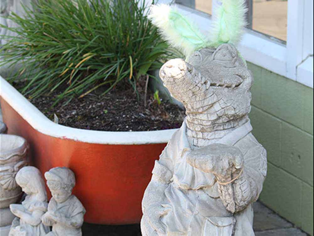 A concrete statue of an alligator at BILTMORE RV PARK