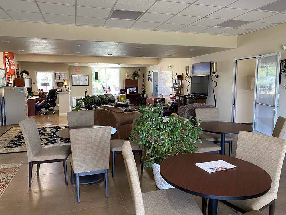 A common area with chairs, tables and plants at CLOVIS RV PARK