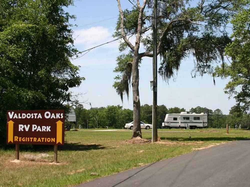 Sign leading into campground at VALDOSTA OAKS RV PARK