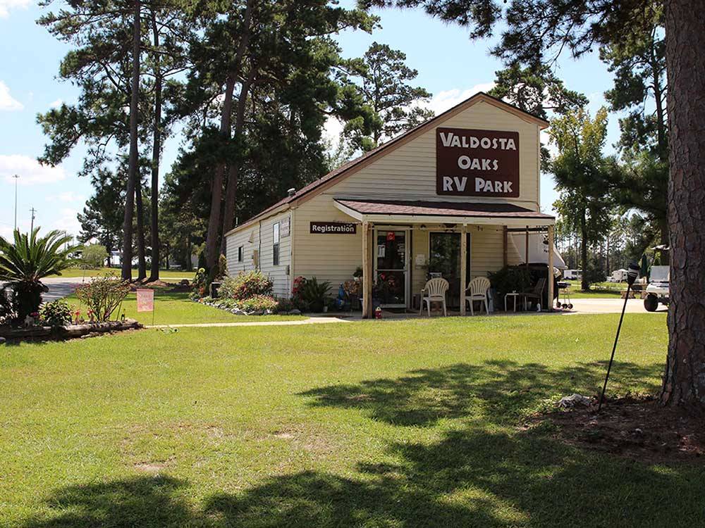 The front of the office building at VALDOSTA OAKS RV PARK
