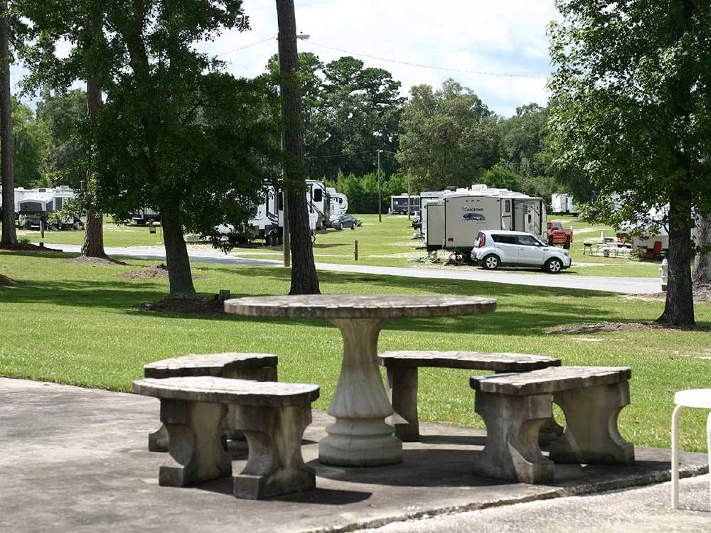 A table and seats next to the grass at VALDOSTA OAKS RV PARK