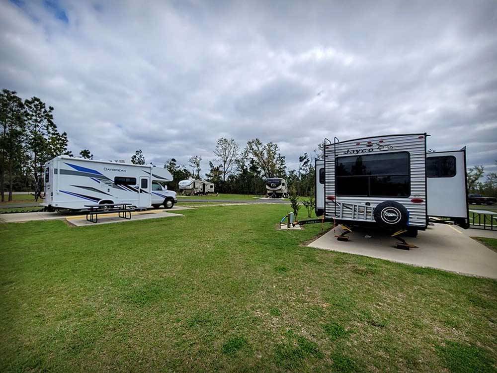 Campers parked in campsites at ALLIANCE HILL RV RESORT