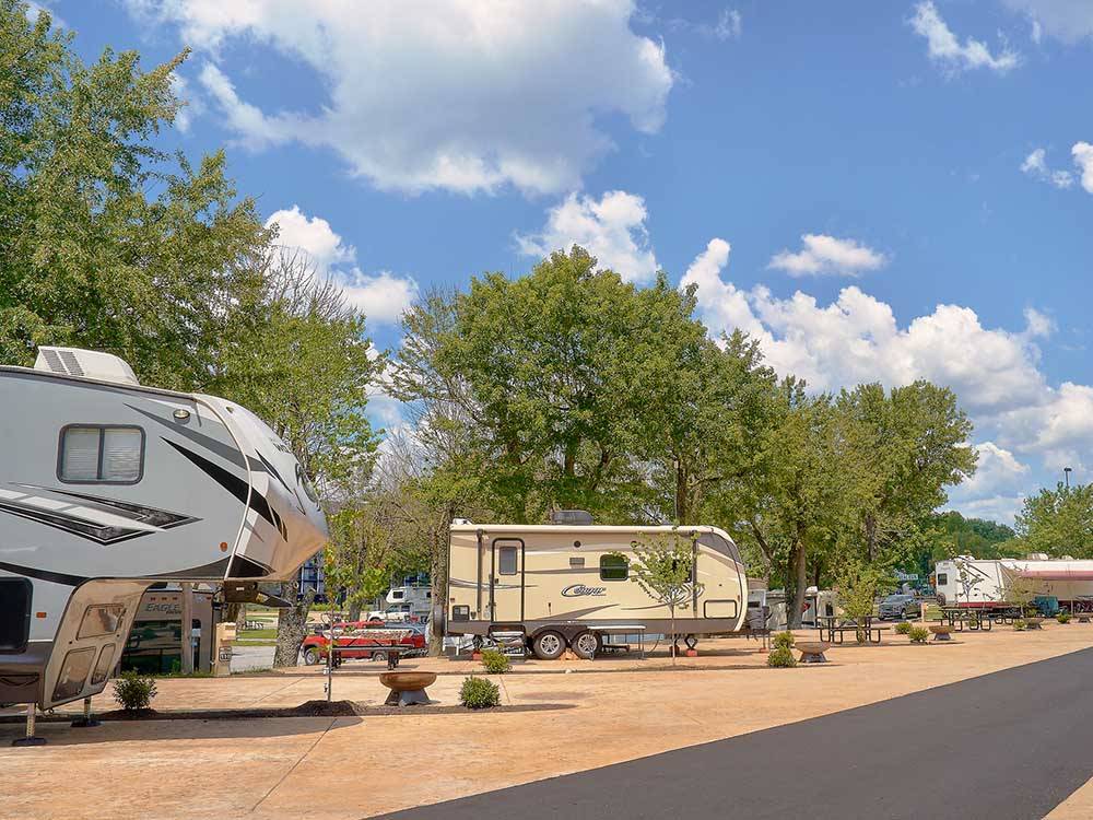 The road in front of the RV sites at RIVEREDGE RV PARK & CABIN RENTALS