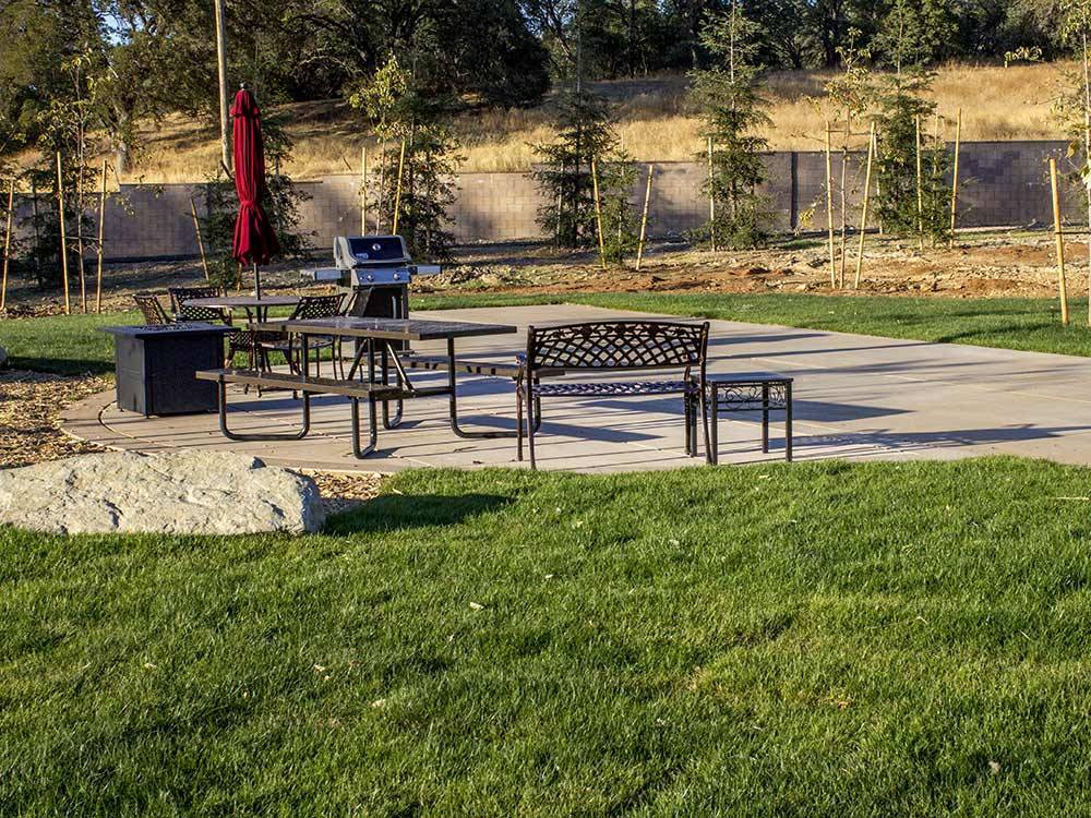 Patio area with picnic table at BERRY CREEK RANCHERIA RV PARK