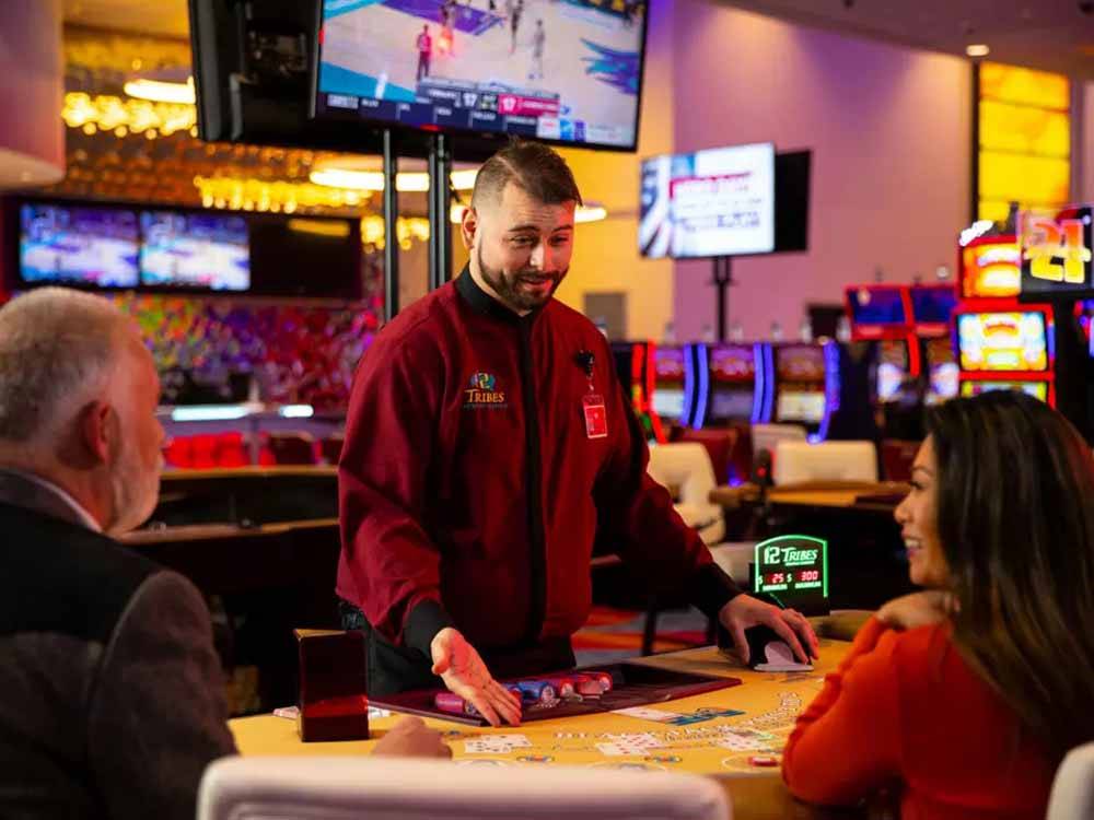 A couple playing blackjack at 12 TRIBES OMAK CASINO HOTEL & RV PARK