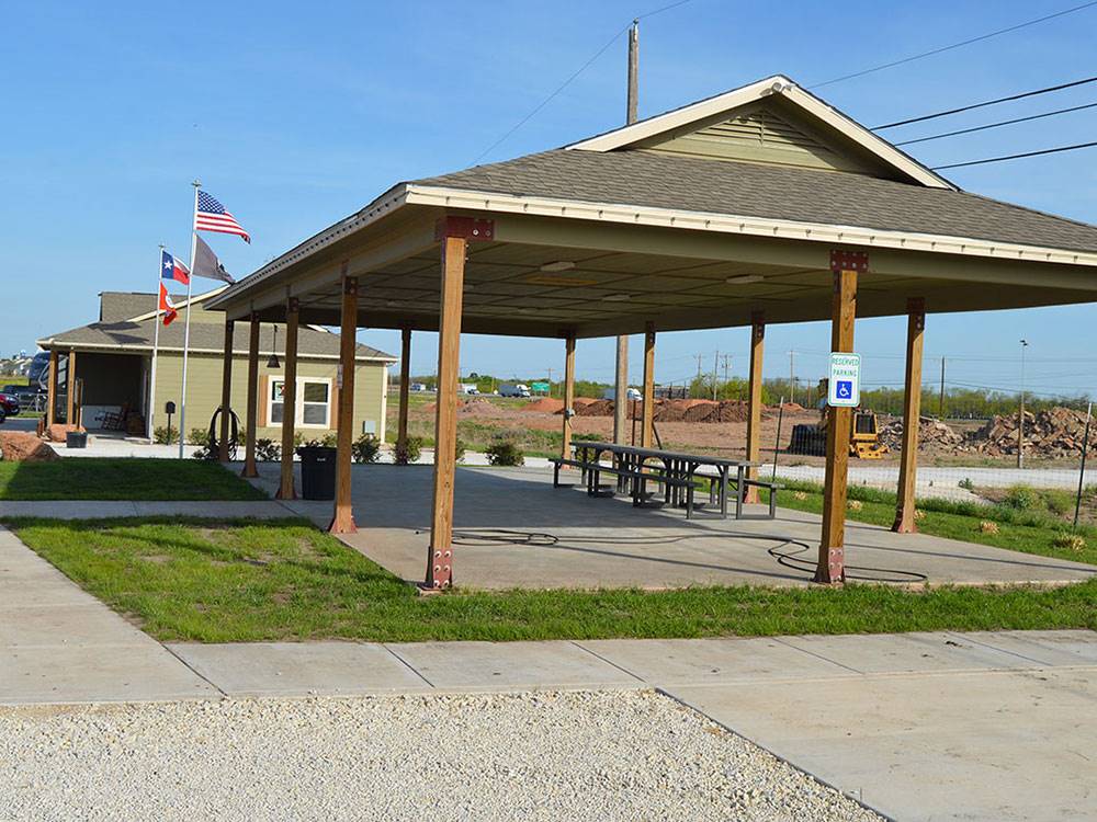 Picnic shelter at WHISTLE STOP RV RESORT