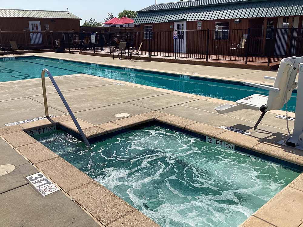 The swimming pool and hot tub at DO DROP INN RV RESORT & CABINS