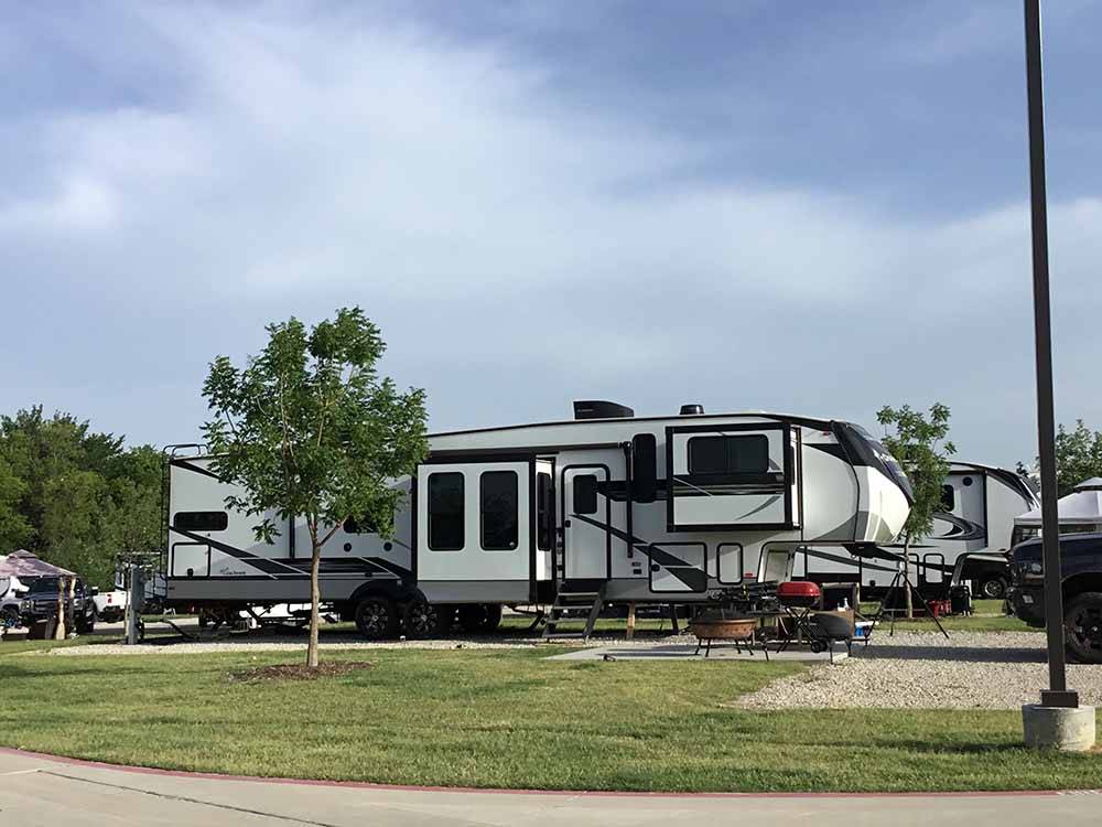 A fifth wheel trailer in a RV site at THE RETREAT AT SHADY CREEK