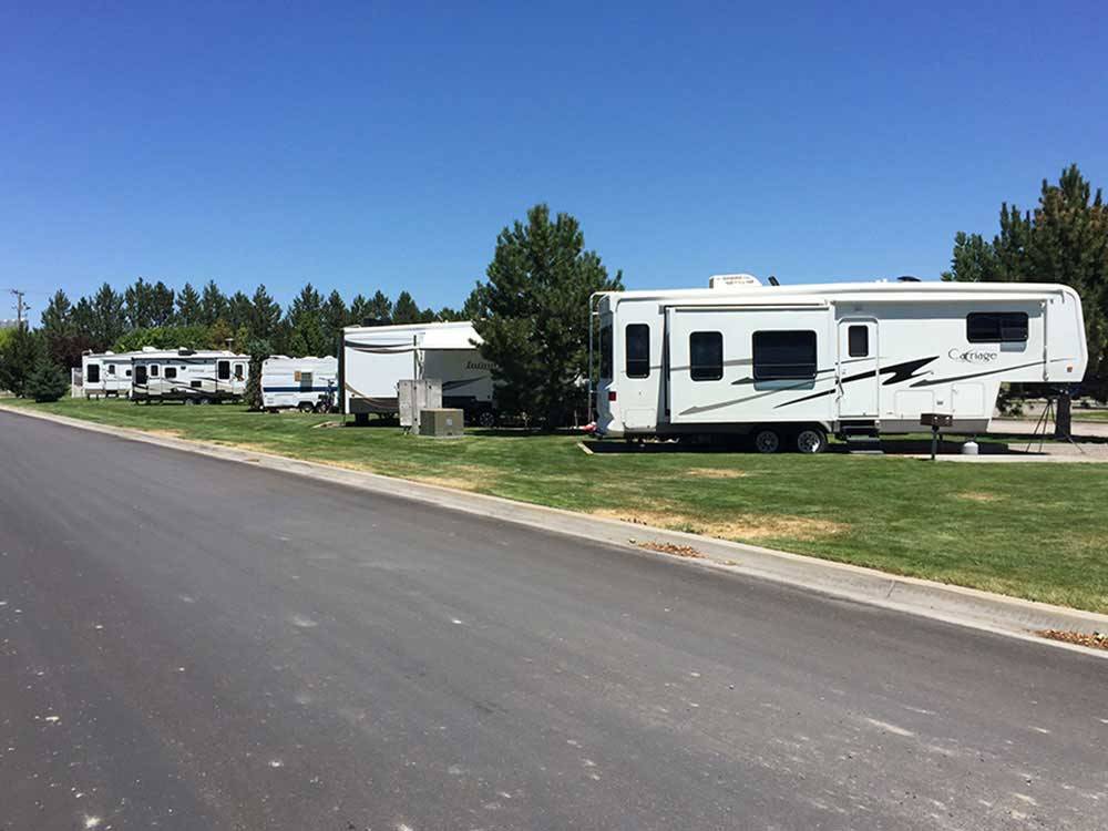 Trailers camping at campsite at HEYBURN RIVERSIDE RV PARK