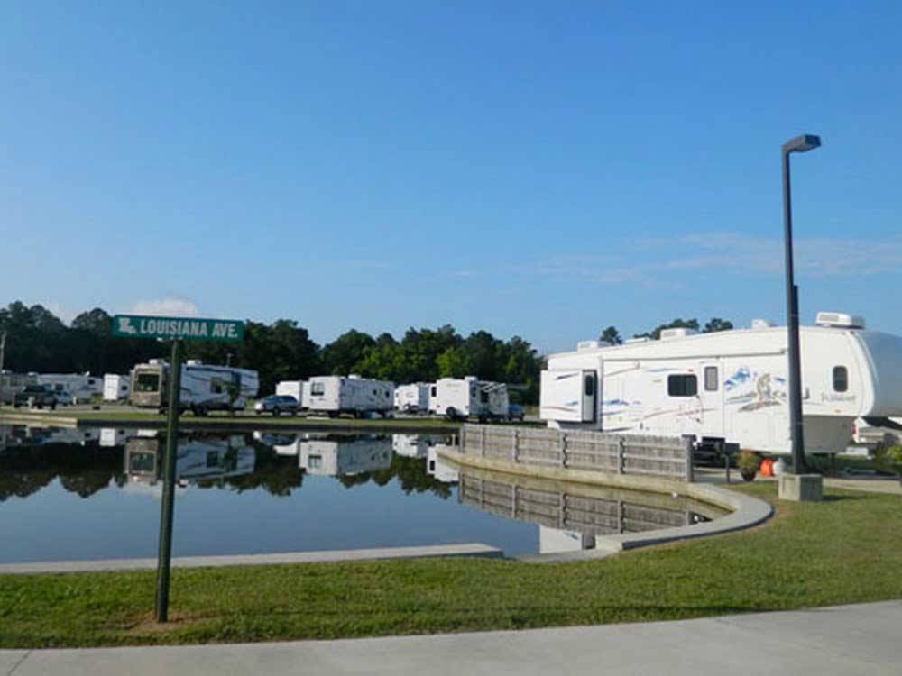 Trailers camping on the lake at BEYONDER RESORT CAJUN MOON