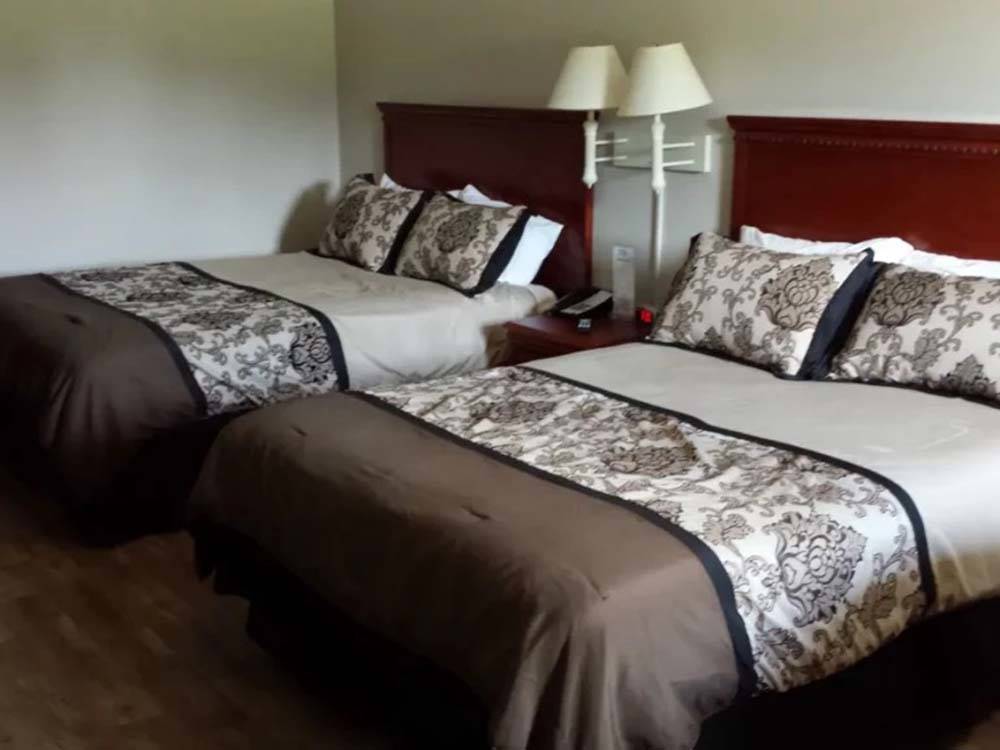 Two beds in the motel room at BEYONDER RESORT CAJUN MOON