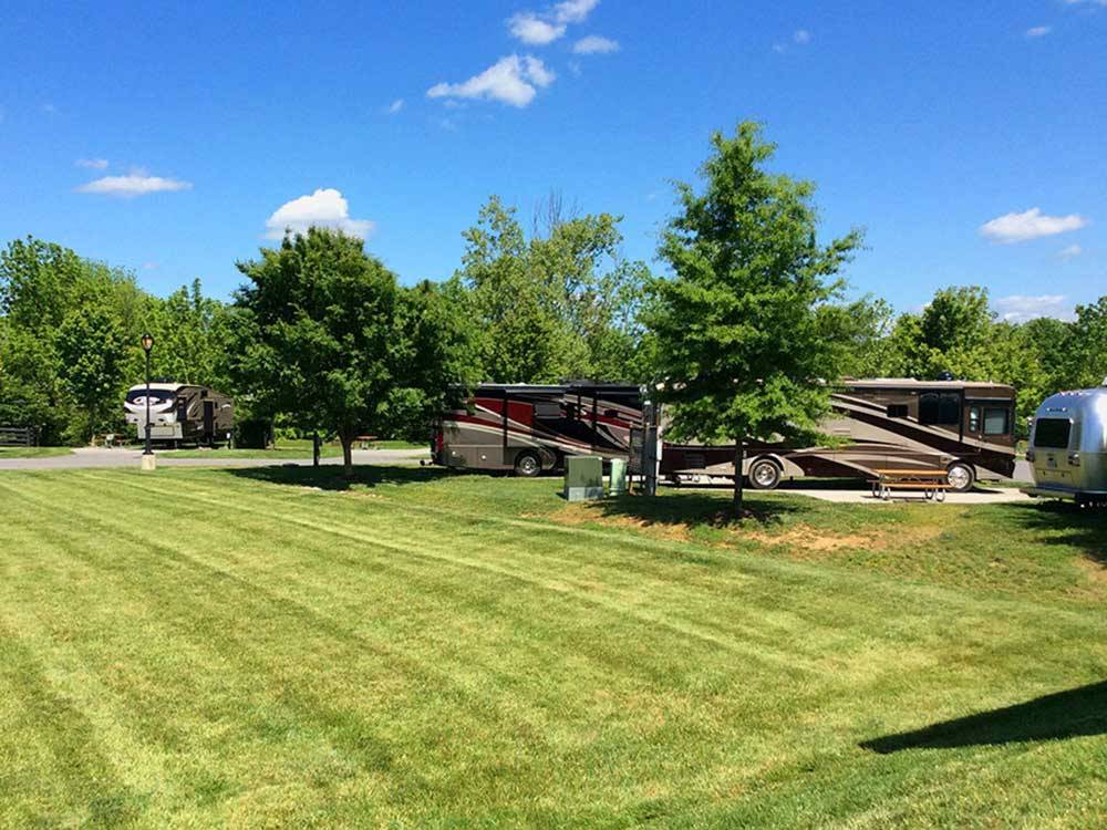 RVs and trailers at PINE MOUNTAIN RV PARK BY THE CREEK