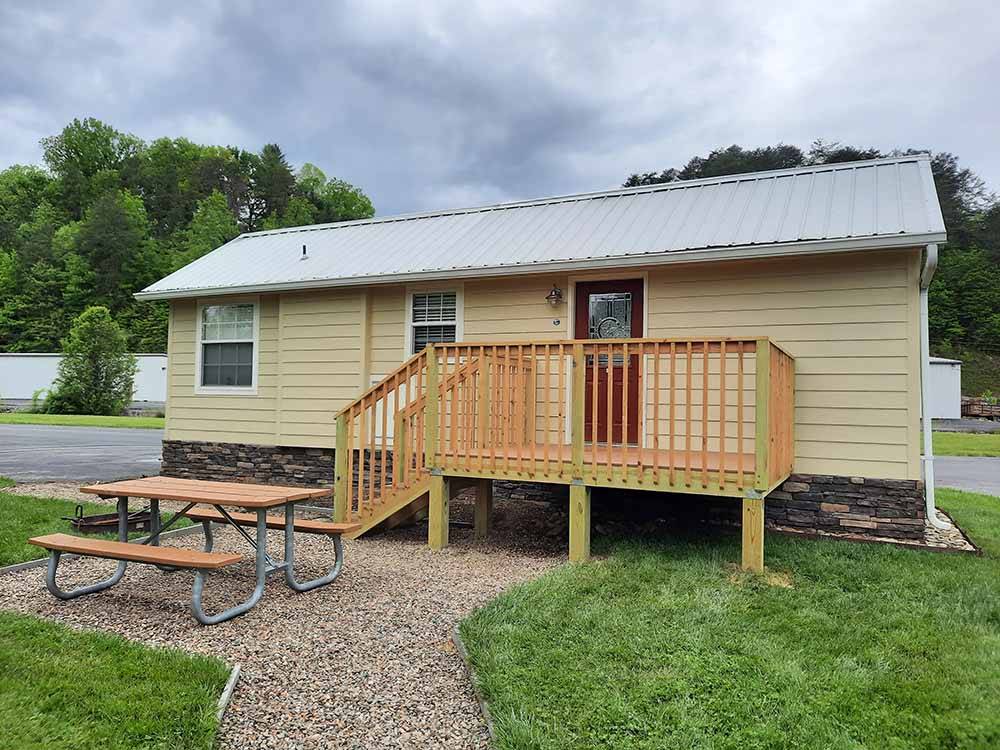 A cabin rental with a bench at PINE MOUNTAIN RV PARK BY THE CREEK