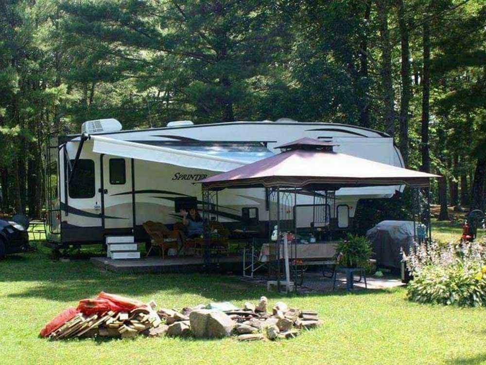 Camper with a gazebo at STATELINE CAMPRESORT & CABINS