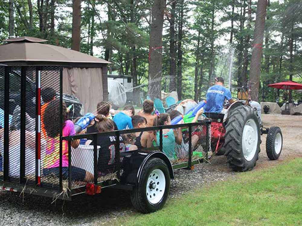 Group of children on a tractor ride at STATELINE CAMPRESORT & CABINS