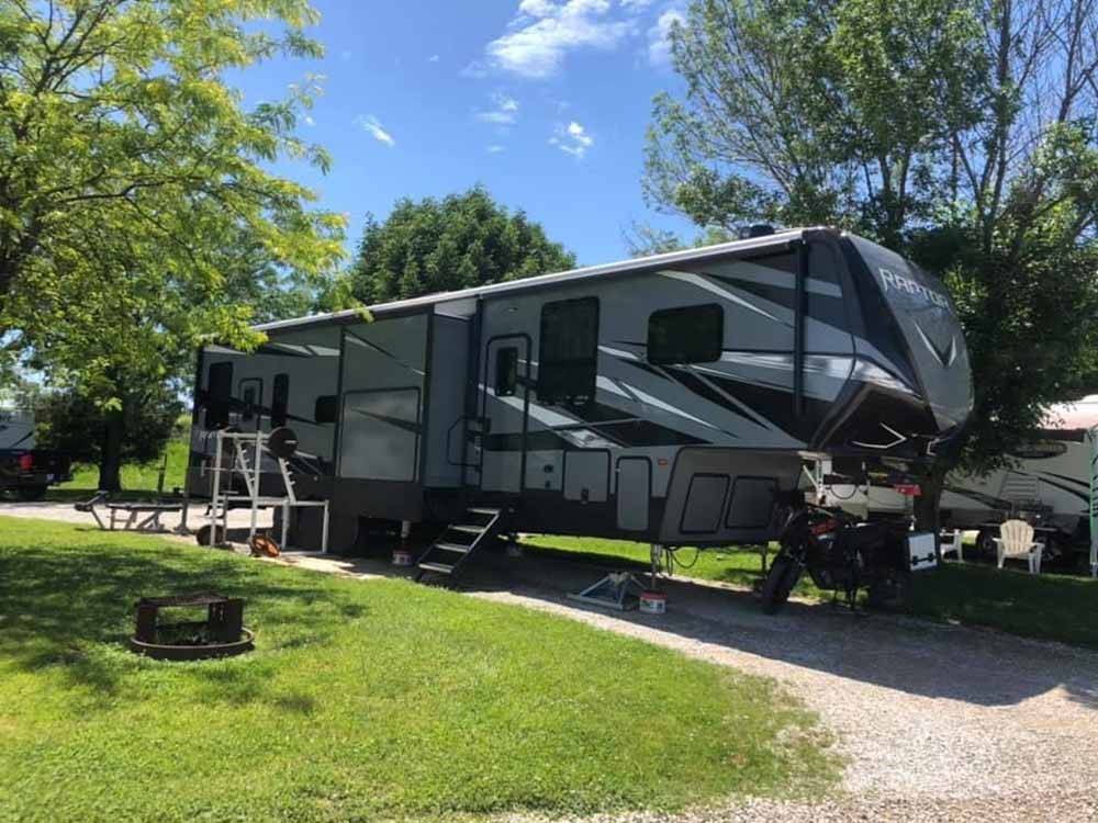 Side view of fifth wheel in campsite at NEW VISION RV PARK