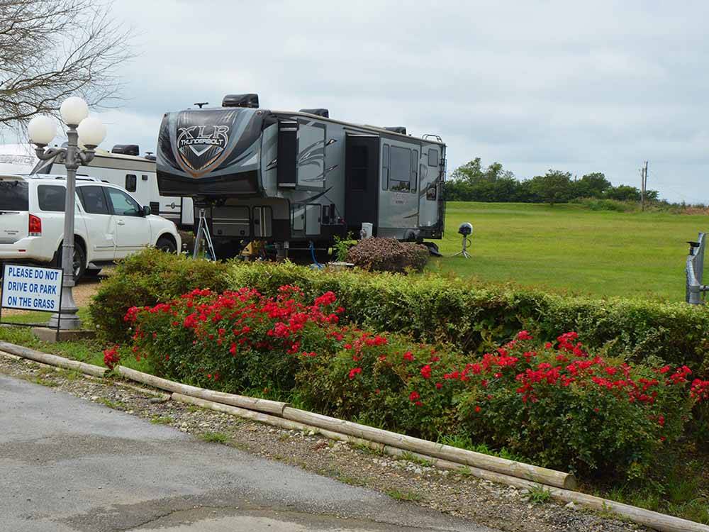 A fifth wheel trailer in a RV site at BLUEBONNET RIDGE RV PARK & COTTAGES