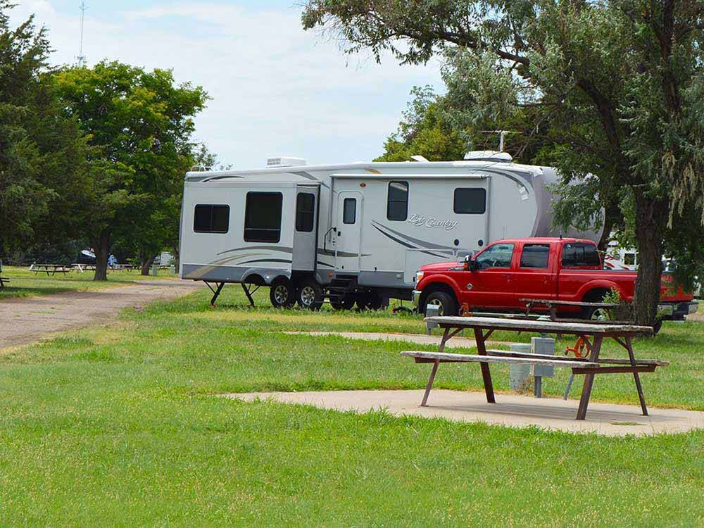 A picnic table in a grassy RV site at MID AMERICA CAMP INN