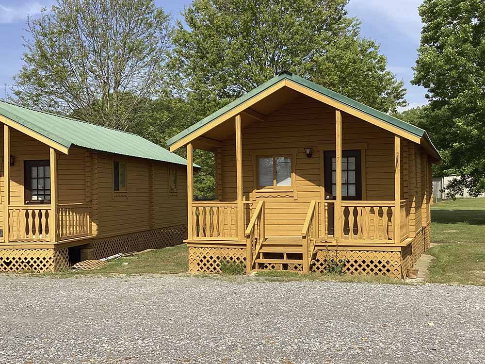 Rental cabins with green roofs at MOVIETOWN RV PARK