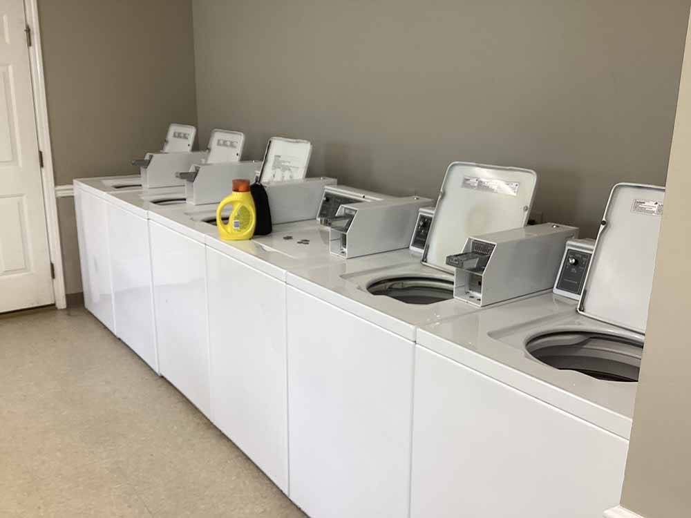 The clean laundry room at MOVIETOWN RV PARK