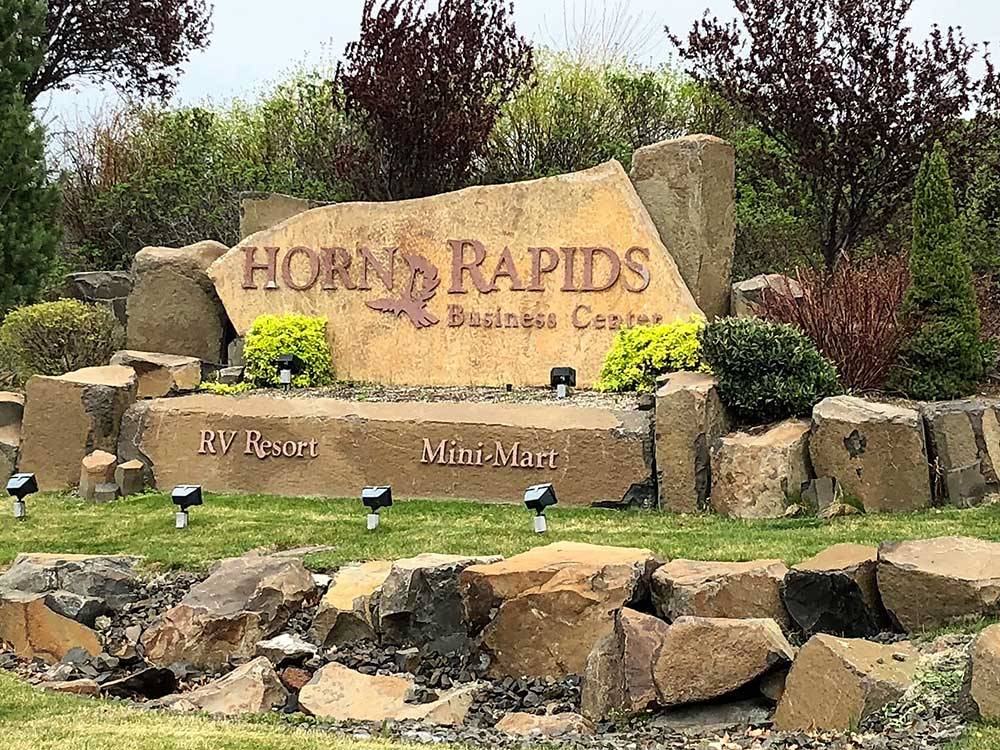 Sign leading into campground resort at HORN RAPIDS RV RESORT