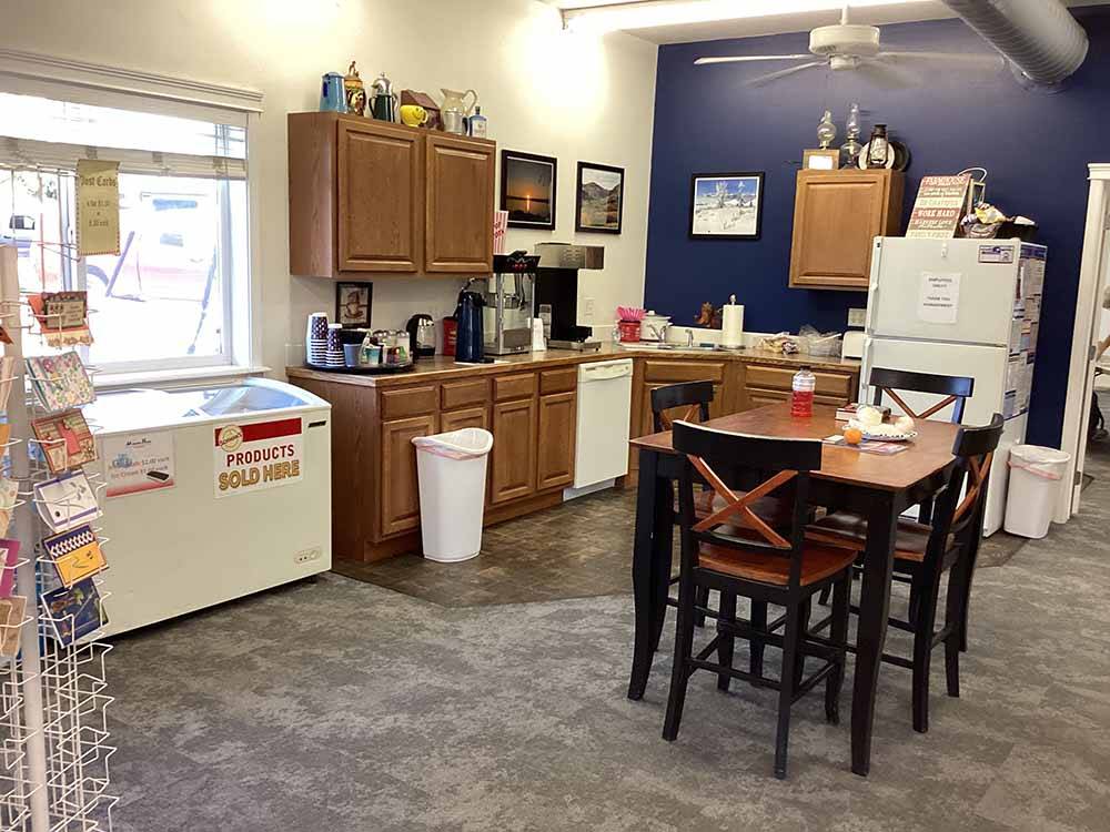The communal kitchen area at MOUNTAIN HOME RV RESORT