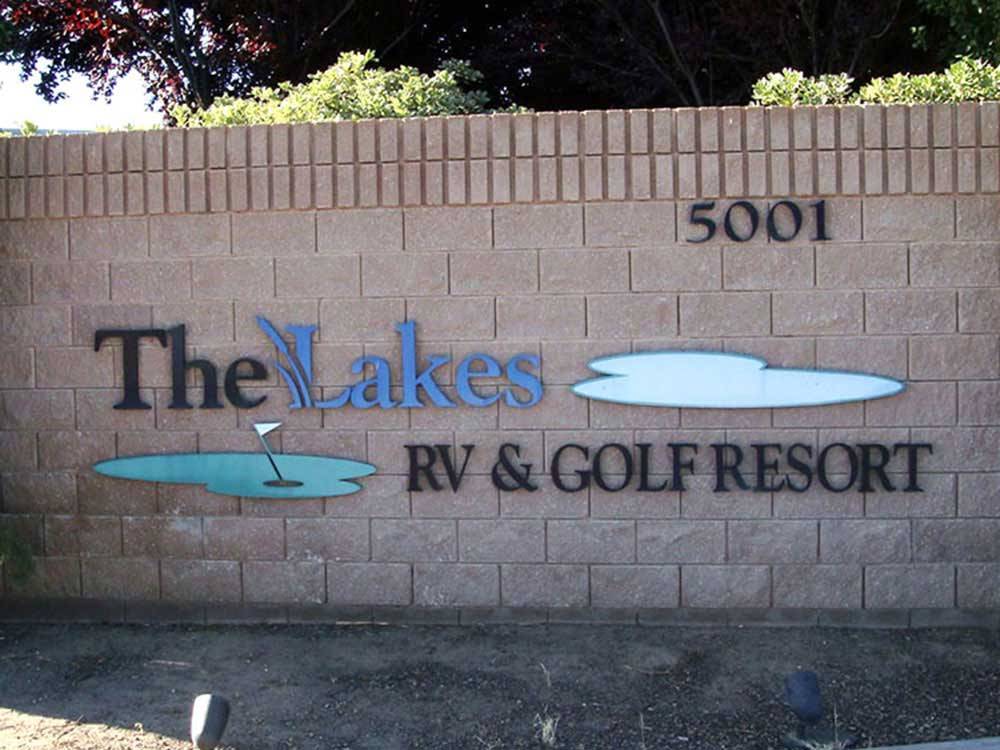 Sign leading into campground resort at THE LAKES RV & GOLF RESORT