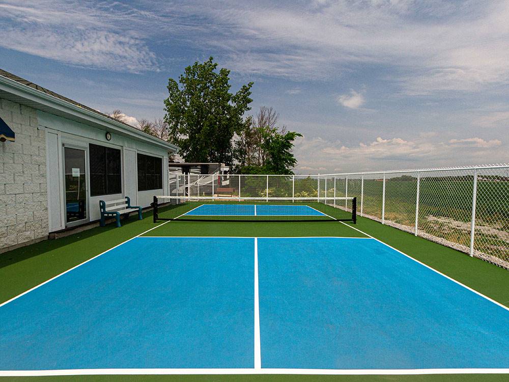 The pickle ball court at CAMPING LA CLE DES CHAMPS RV RESORT