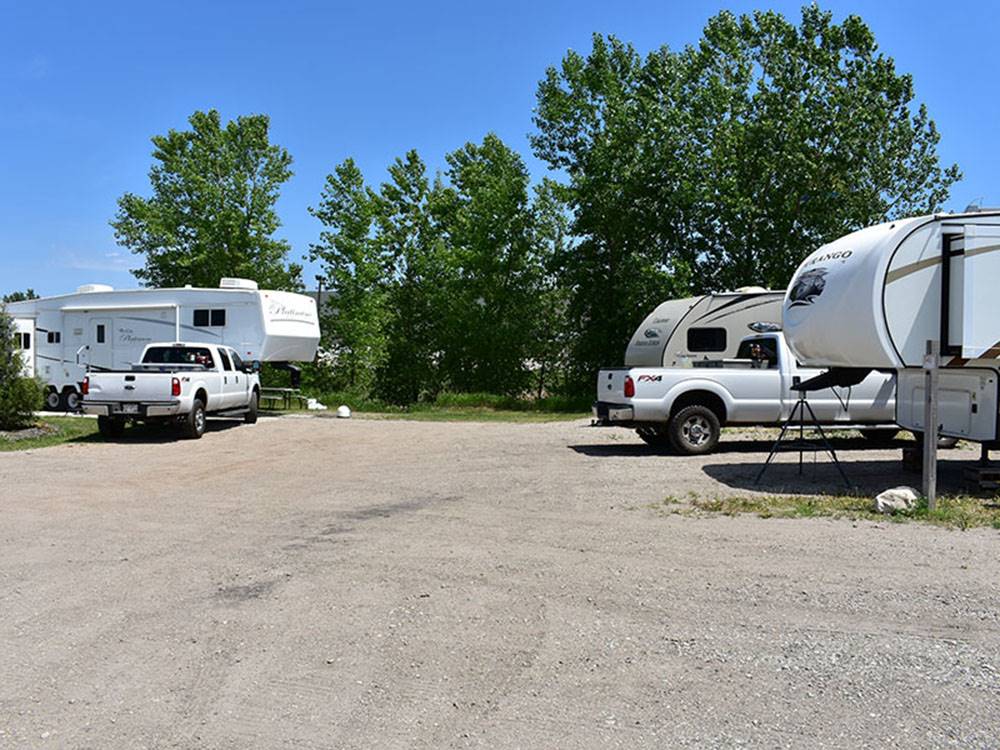Road leading to gravel sites at GOVERNORS' RV PARK CAMPGROUND