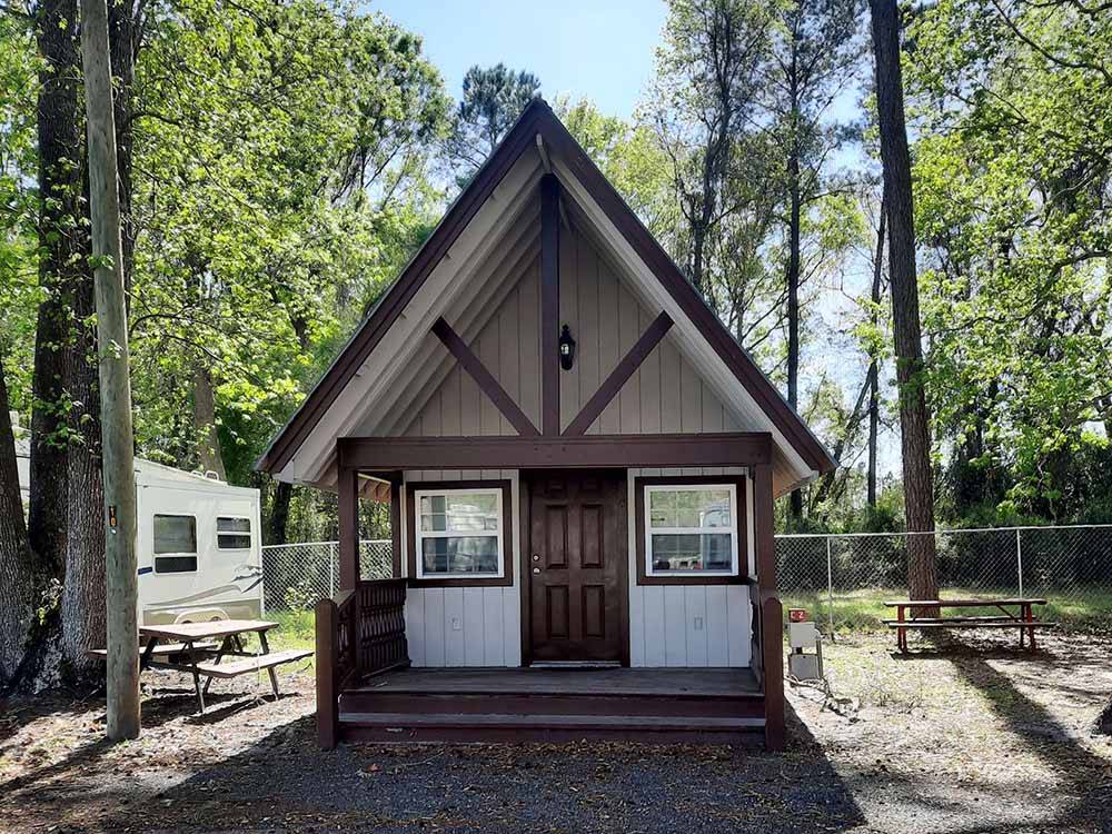One of the rental cabins at SOUTHERN RETREAT RV PARK