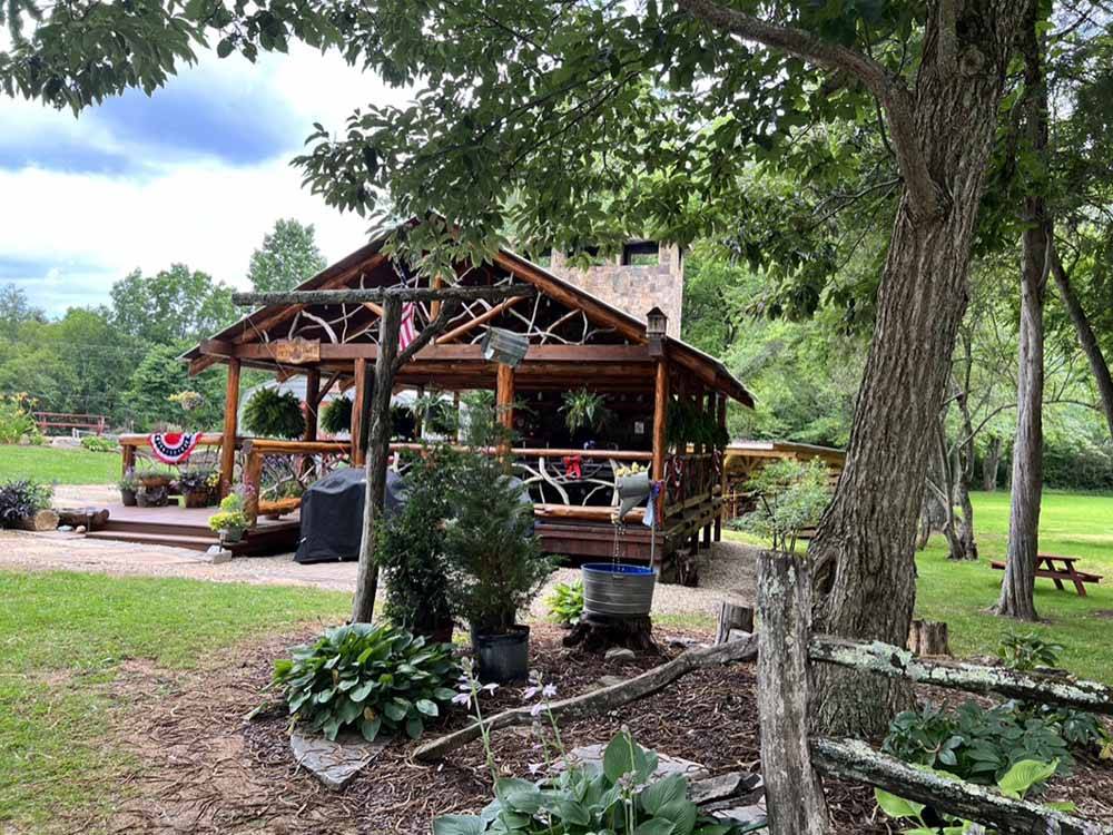 The wooden pavilion with hanging plants at FRANKLIN RV PARK & CAMPGROUND
