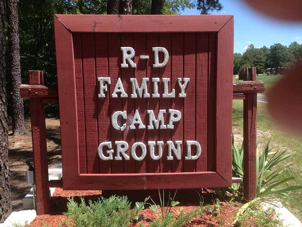 Sign leading into campground resort at R & D FAMILY CAMPGROUND