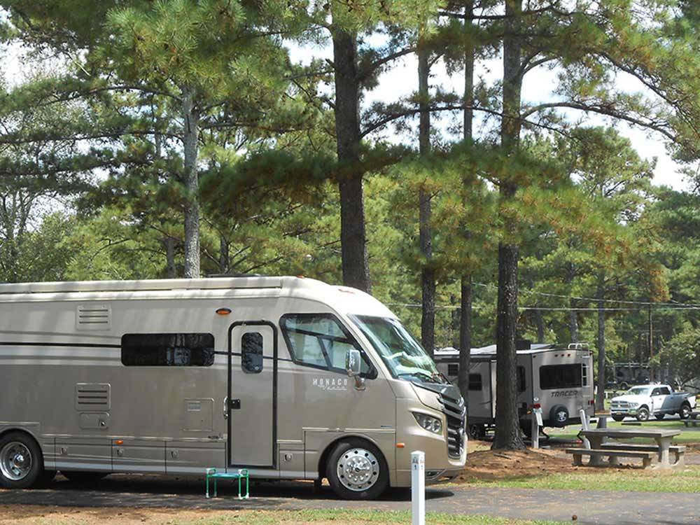 A motorhome in one of the RV campsites at ALLATOONA LANDING MARINE RESORT