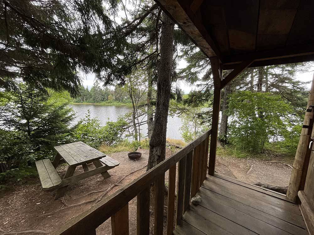 A patio and picnic bench in a lakeside cabin at PONDEROSA PINES CAMPGROUND