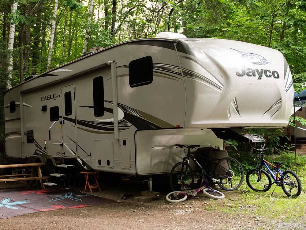 A fifth wheel set up on-site at LAKE GEORGE CAMPING VILLAGE