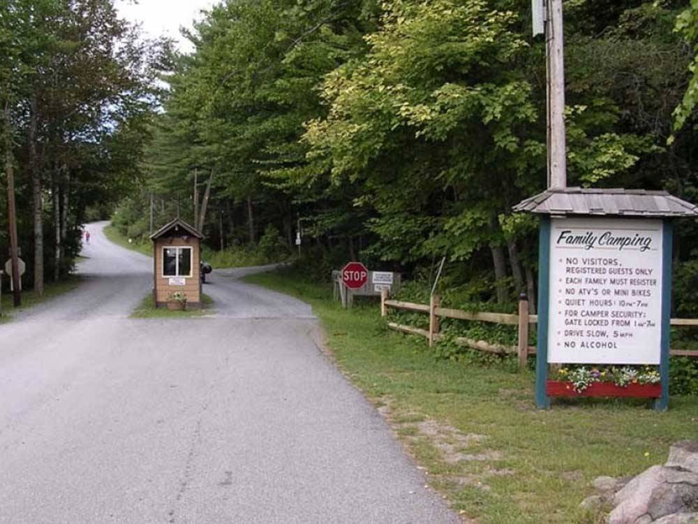 The road to the main entrance at LAKE GEORGE CAMPING VILLAGE