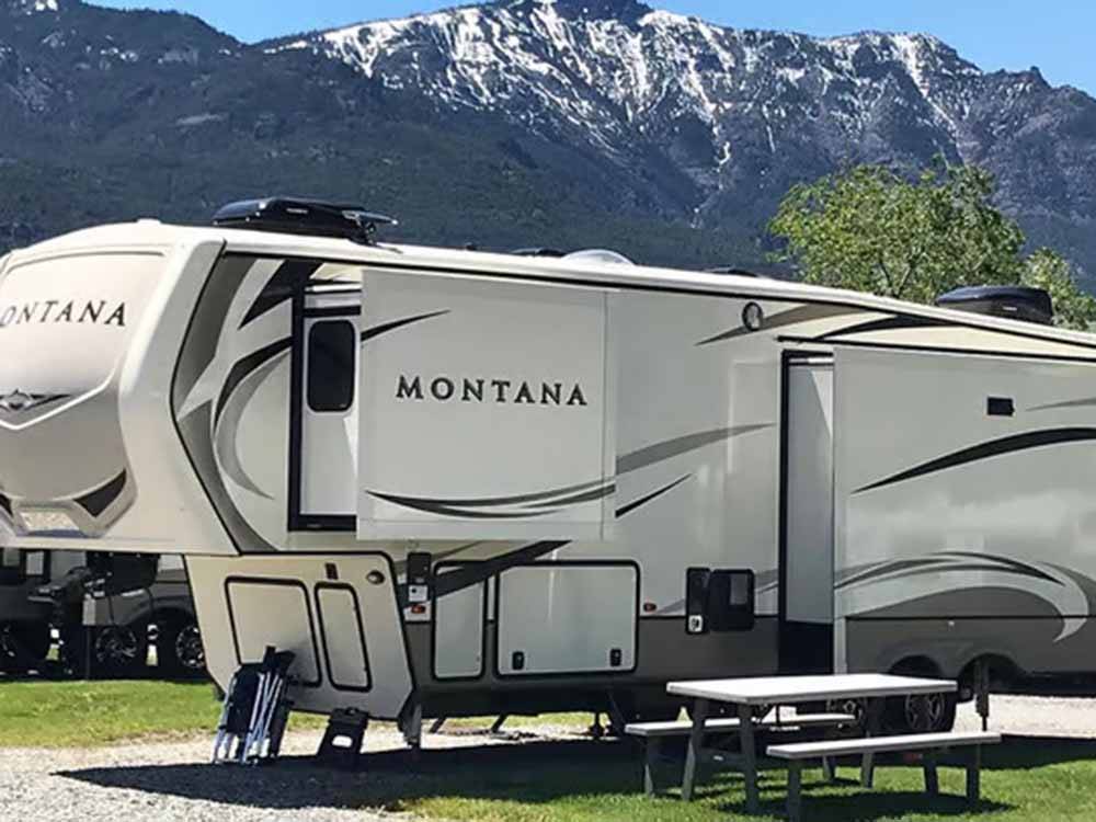 A Montana fifth wheel in a deluxe pull thru site at SUN OUTDOORS YELLOWSTONE NORTH