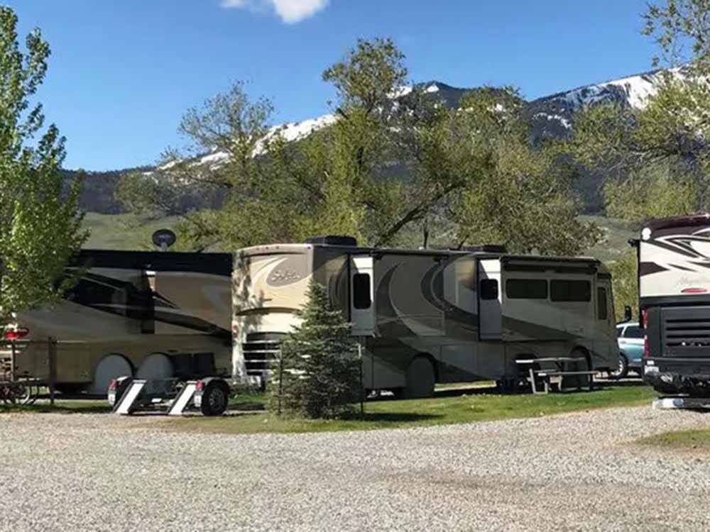 A row of motorhomes in the pull in sites at SUN OUTDOORS YELLOWSTONE NORTH