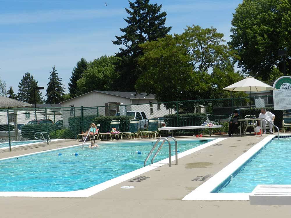 Swimming pool at campground at JANTZEN BEACH RV PARK