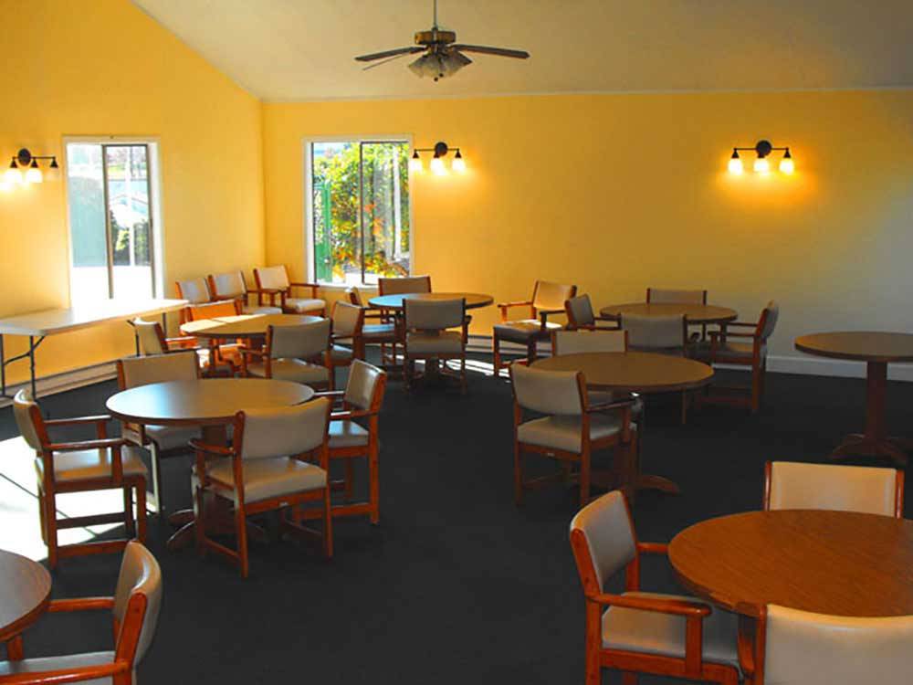 Dining area at JANTZEN BEACH RV PARK