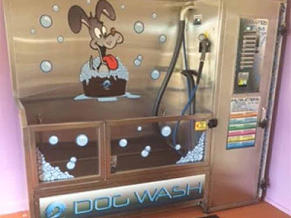 The indoor dog washing station at ALPEN ROSE RV PARK