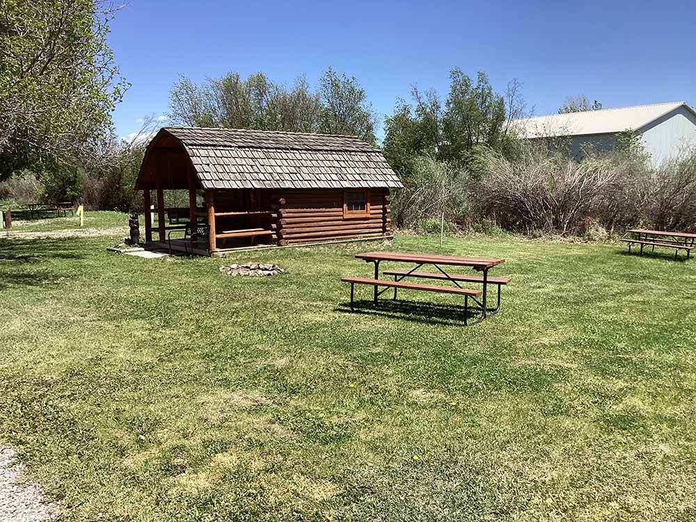 A picnic table in a grassy area at BEAVERHEAD RIVER RV PARK & CAMPGROUND