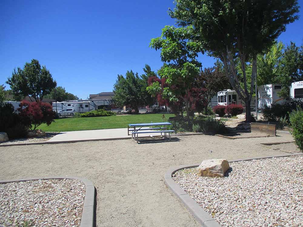 The sandy picnic area at CAMP-N-TOWN RV PARK